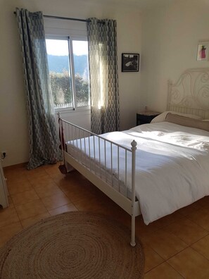 3 chambres, fer et planche à repasser, accès au Wi-Fi (inclus)