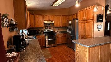 Coffee/tea maker, fridge, microwave, oven