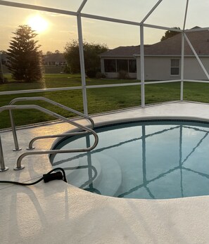 Een buitenzwembad, een verwarmd zwembad