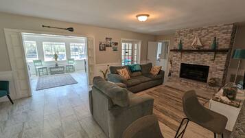 TV connectée, cheminée, chaîne hi-fi