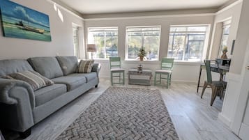 Smart TV, fireplace, stereo