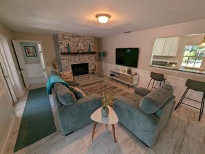 Smart-TV, Kamin, Stereoanlage