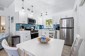 Fridge, microwave, oven, stovetop - Lovely Getaway Villa with 2 bedrooms / 2 baths, quick walk to the beach! (Sarasota)