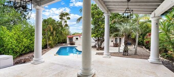 Lovely Getaway Villa with 2 bedrooms / 2 baths, quick walk to the beach!