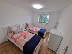 3 bedrooms, desk, iron/ironing board, WiFi