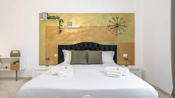 1 dormitorio, escritorio, tabla de planchar con plancha y wifi