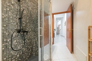 Bruser, hårtørrer, bidet, håndklæder
