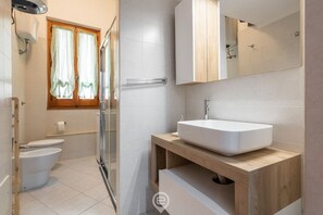 Bruser, hårtørrer, bidet, håndklæder