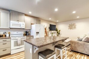 Réfrigérateur, four, plaque de cuisson, épices