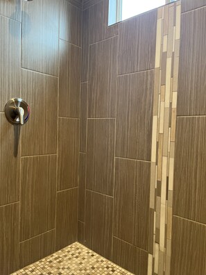 Secador de cabelo, toalhas de banho, sabonete, papel higiênico