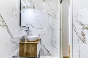 Shower, hair dryer, bidet, towels