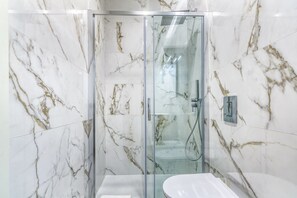 Bruser, hårtørrer, bidet, håndklæder