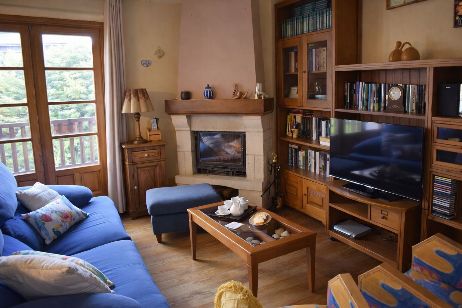 Een smart-tv, een open haard, een dvd-speler en boeken