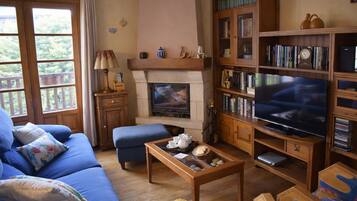 Een smart-tv, een open haard, een dvd-speler en boeken