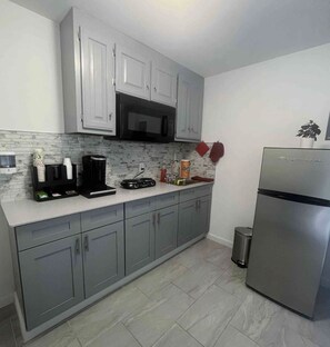 Frigorifero, microonde, macchina per tè/caffè, tostapane