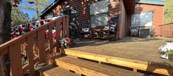 Mistletoe Cabin w/Fenced Yard, Jacuzzi & Fire Pit