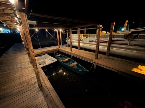 Lakefront 3 Bed/2 Bath/Kayaks/EV