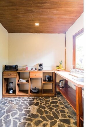 Private kitchen - Amazing Bungalow in La Fortuna, Parking #2 (La Fortuna Alajuela Province)