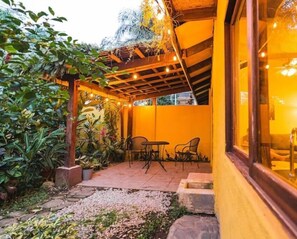 Outdoor dining - Amazing Bungalow in La Fortuna, Parking #2 (La Fortuna Alajuela Province)