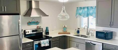 ثلاجة، ميكروويف، فرن، موقد طهي مسطح