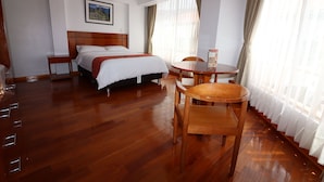 Suite Deluxe con Bañera de Hidromasaje | Bureau, décor unique, ameublement unique, literie fournie