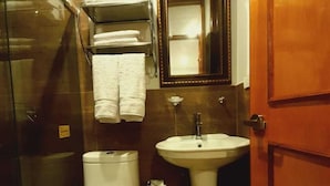 Habitación Matrimonial Estándar | Salle de bain | Douche cascade, séchoir à cheveux, serviettes fournies, savon