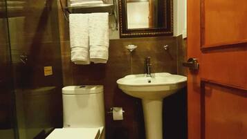 Habitación Matrimonial Estándar | Baño | Regadera tipo lluvia, secadora de cabello, toallas, jabón