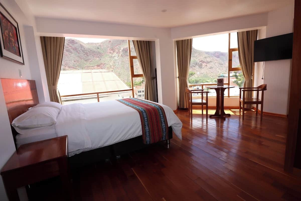 Suite Deluxe con Bañera de Hidromasaje | Desk, individually decorated, individually furnished, bed sheets