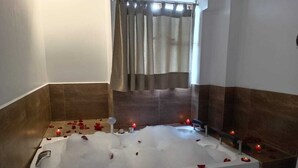 Suite Deluxe con Bañera de Hidromasaje | Salle de bain | Douche cascade, séchoir à cheveux, serviettes fournies, savon