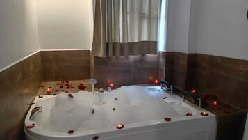 Suite Deluxe con Bañera de Hidromasaje | Baño | Regadera tipo lluvia, secadora de cabello, toallas, jabón