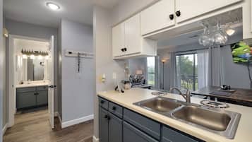 Een koelkast, een magnetron, een oven, een kookplaat