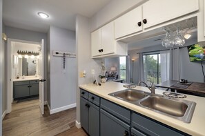 Réfrigérateur, four à micro-ondes, un four, surface de cuisson