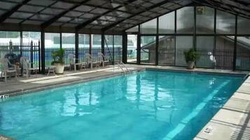 Een binnenzwembad, een buitenzwembad