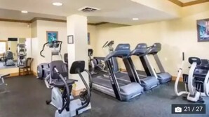 Ett gym med löpband, crosstrainers och motionscyklar.