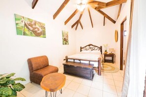 Room - Amazing Bungalow in La Fortuna, AC, Parking #1 (La Fortuna Alajuela Province)