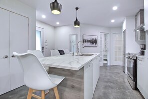 Fridge, microwave, stovetop, dishwasher