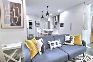 Smart TV, fireplace, books, music library