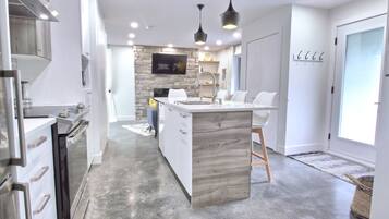 Réfrigérateur, micro-ondes, plaque de cuisson, lave-vaisselle