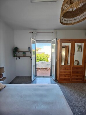 4 chambres, bureau, fer et planche à repasser, lit parapluie