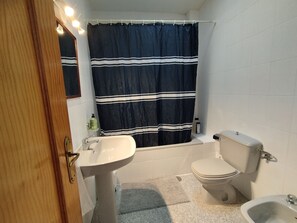 Gratis toiletartikelen, een haardroger, een bidet, handdoeken