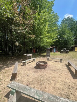 Outdoor dining - Mini Cabin Paradise -15 individual cabins with Access to Private Lake (Lake)