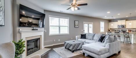 Smart-tv, pejs, bøger, stereoanlæg