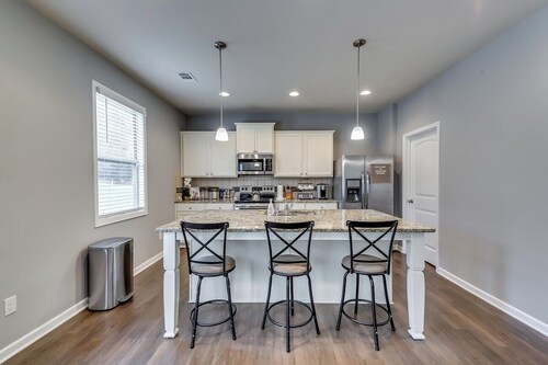 10 Minutes from Airport & Convention Center