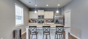 10 Minutes from Airport & Convention Center