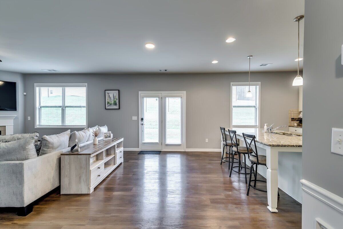 TV connectée, cheminée, livres, chaîne hi-fi