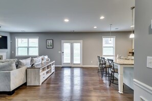 TV connectée, cheminée, livres, chaîne hi-fi