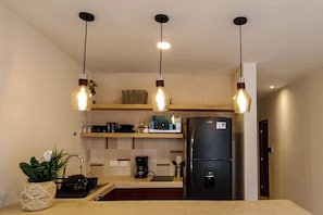 Kühlschrank, Mikrowelle, Wasserkocher mit Kaffee-/Teezubehör