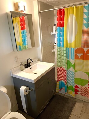 Haartrockner, Handtücher, Seife, Toilettenpapier