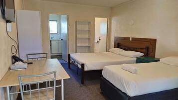 Camera Economy con letto matrimoniale o 2 letti singoli | Area soggiorno | TV