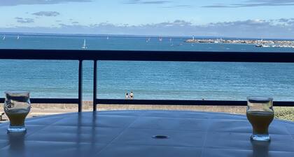 513 - 2-bedroom apartment with full sea view.